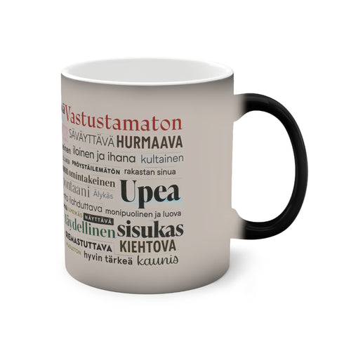 aitoa läsnäoloa väriä vaihtava muki oikealta puolelta
